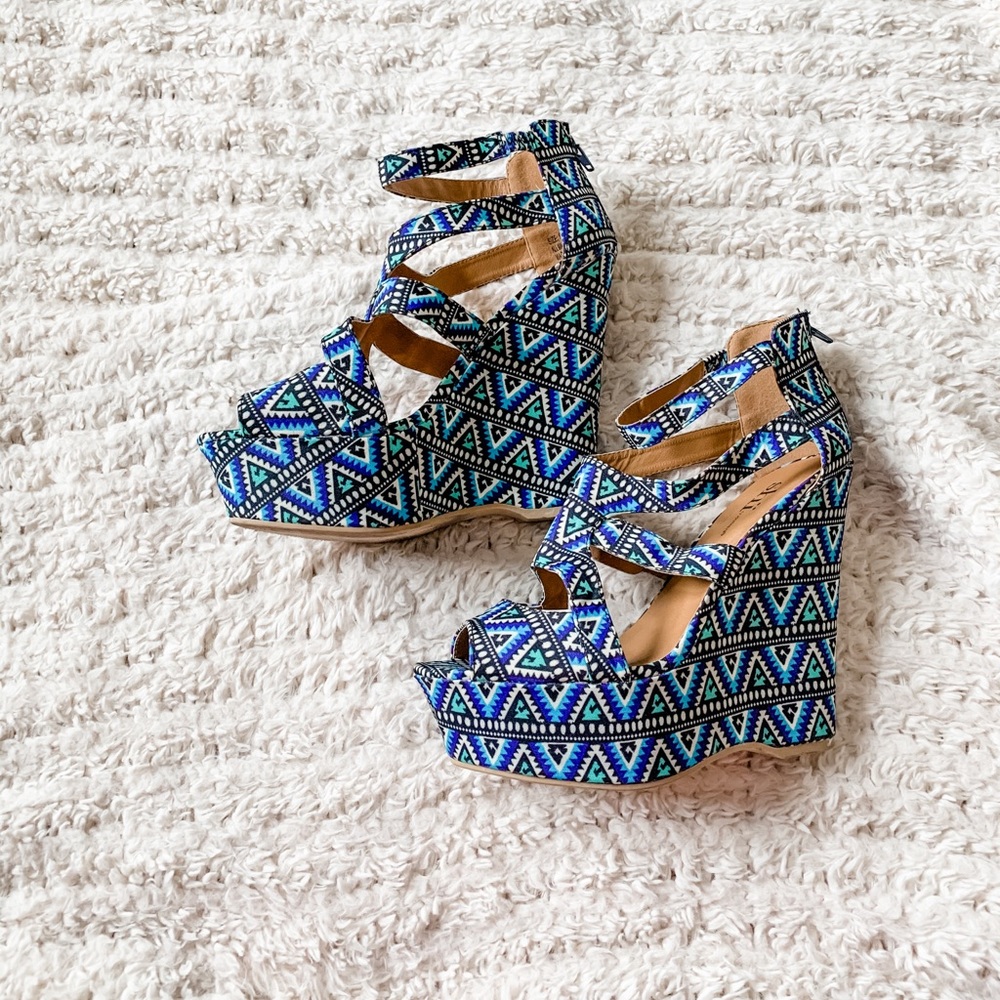 Shi by Journey wedges size 9